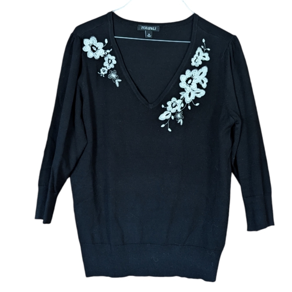 Roz & Ali V-Neck 3/4 Sleeve White Floral Embroidered Black Sweater Blouse Size M